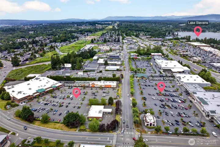 Surrounded by major shopping centers and a short hop from Lake Stevens, this is a location built for ease, with everything from groceries to lakeside outings close by. Quick access to nearby routes keeps the broader region within easy reach.