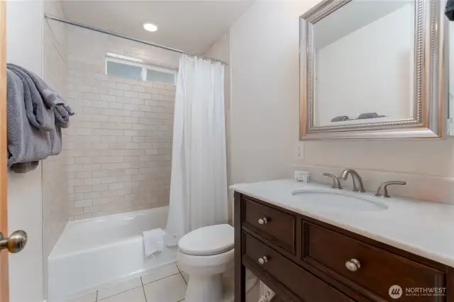 Upstairs Full Bathroom