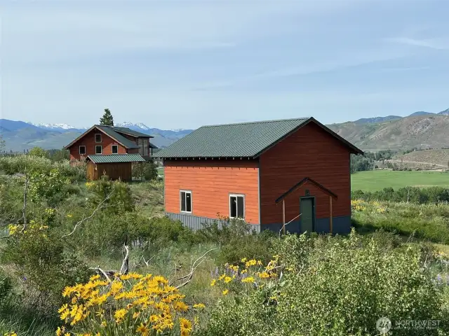 Peaceful 20.22-acre mountain retreat in the heart of the Methow Valley.  Panoramic views of Methow River, mountains, and rolling valley.