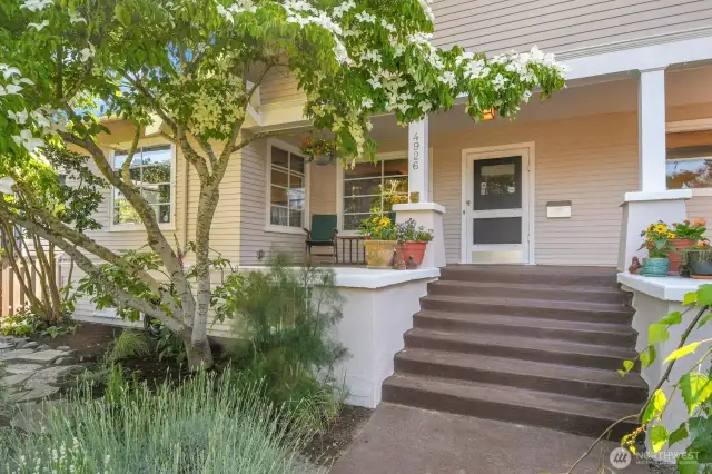 Formal staircase entry to this traditional craftsman home