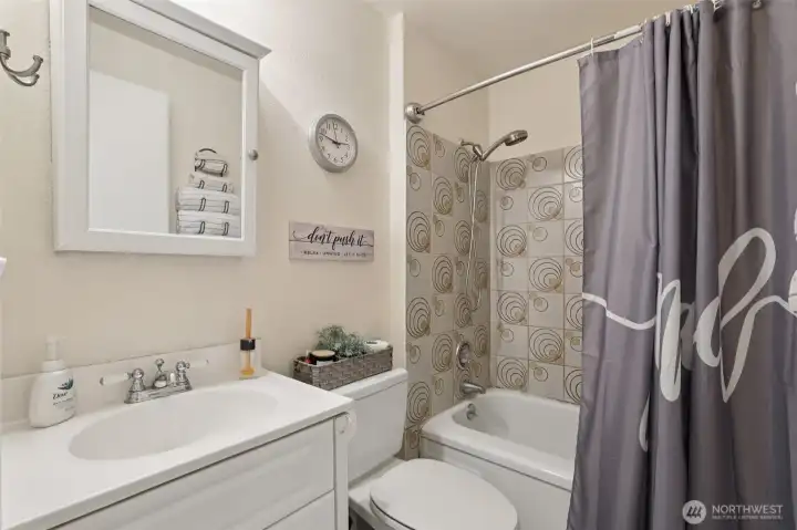 bathroom in 2nd bedroom