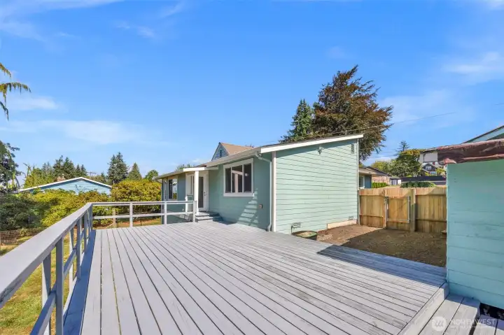 Large deck perfect for the BBQ and entertaining