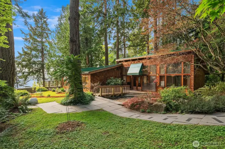 Welcome to this woodland high-bank waterfront!