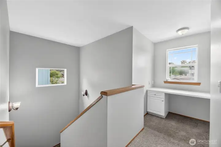 FLEX ROOM / STUDY AREA  Built in desk at top of stairs / Window facing front of the house  A multitude of uses in this centrally located space