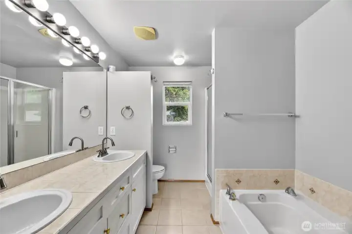 Tub and shower / Dual sink vanity with tile counters