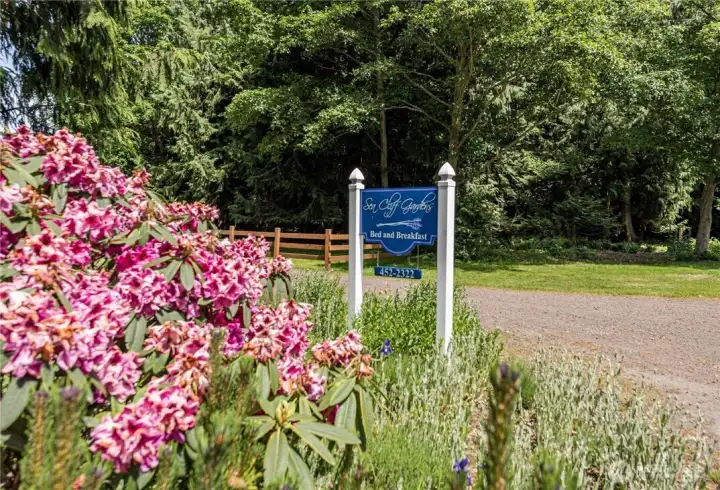 Welcome to Sea Cliff Gardens Bed & Breakfast. A storybook seaside inn perched high above the Strait of Juan de Fuca.