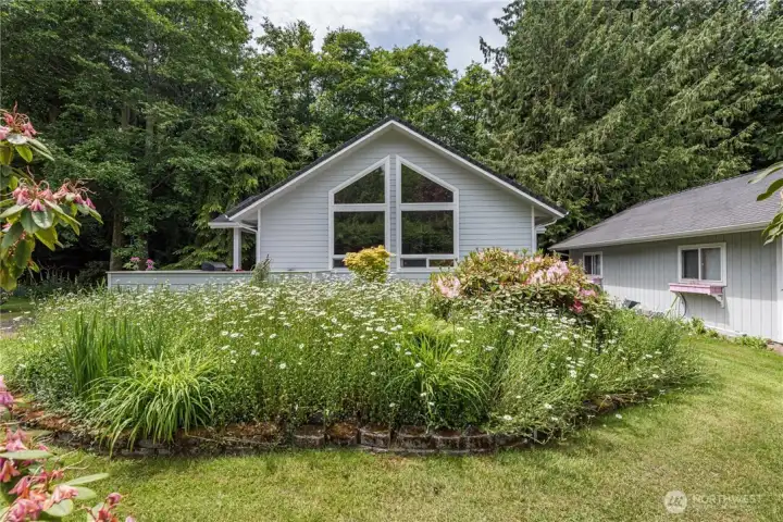Detached guest house offers exceptional flexibility.