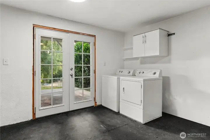 Garage with Washer and Dryer