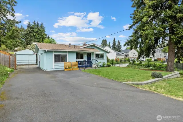 Large driveway with possible RV parking