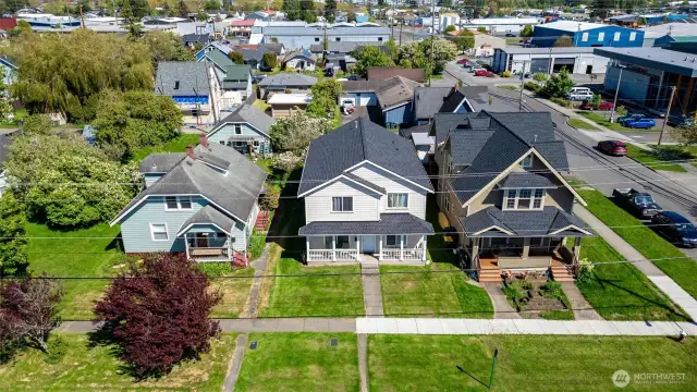 Excellent Sunnyland location close to tennis courts, shopping and parks.