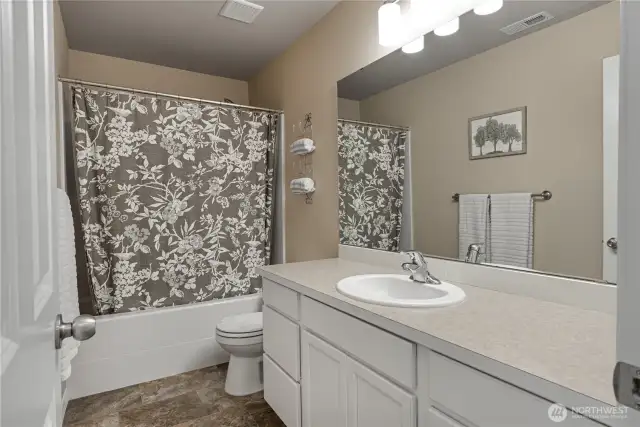 Full bath upstrairs