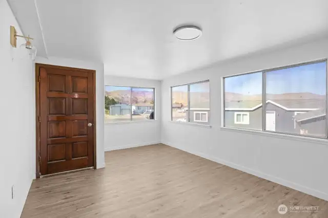 Extra office/bedroom/den