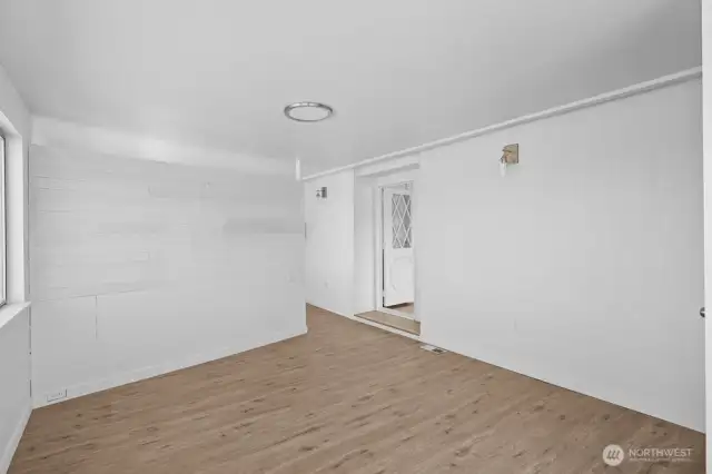 Extra office/bedroom/den