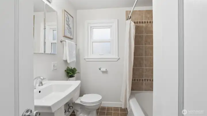 Full Bathroom on main.