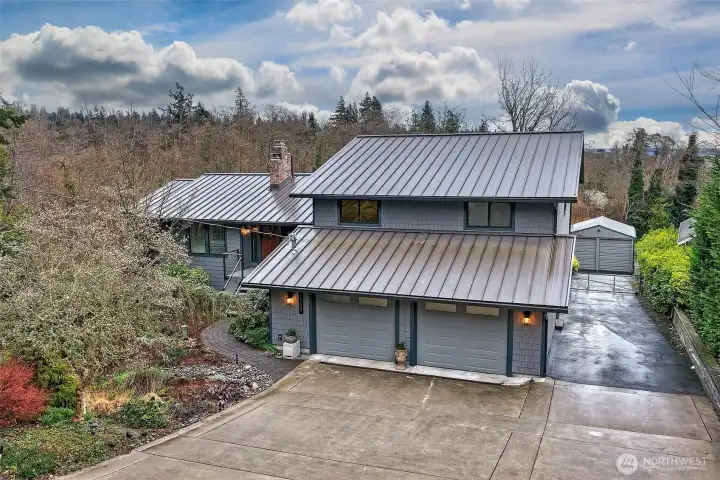 Massive driveway and side yard parking.  Plus shows off the driveway to the lower 2 car detached garage