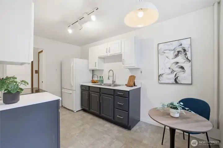 Practical kitchen with easy room for customizing.