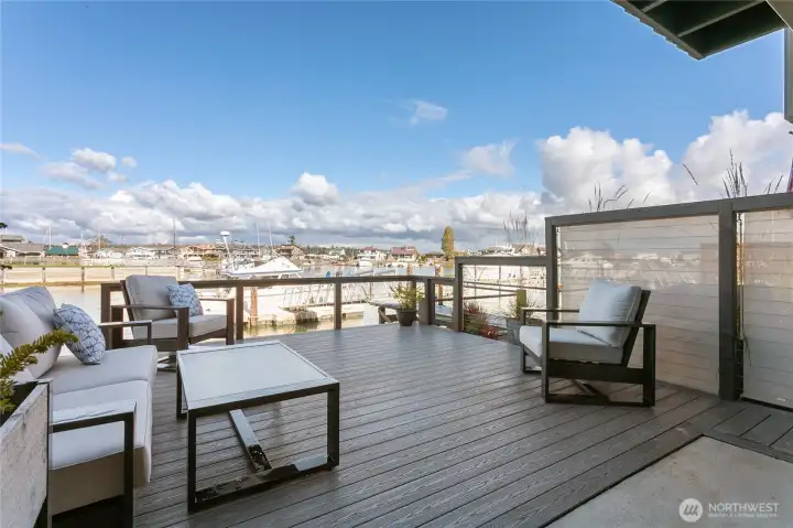 Privacy shade between unit 1 and Unit 2 in right of picture