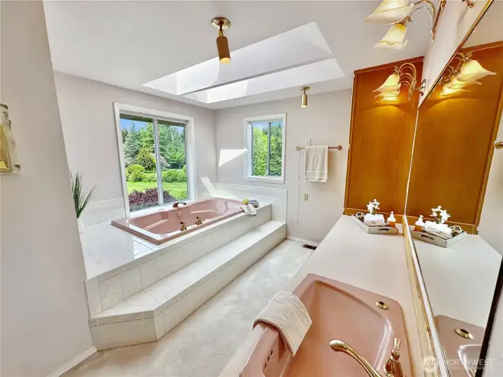 Upper primary bath with jetted tub. 2 separate sinks, lots of counter space.