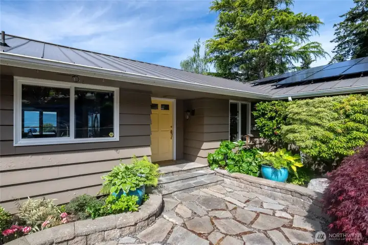 Easy access from the driveway to the font door. Easy access from the driveway to the font door.