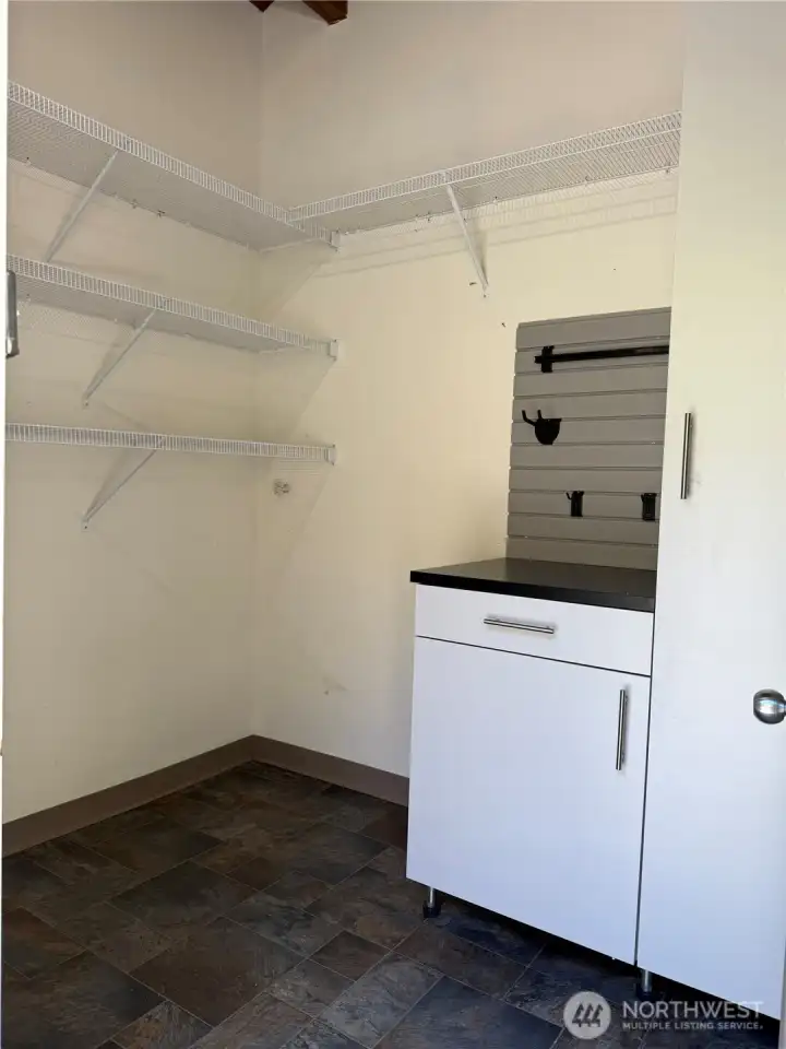 Casita-Separate entrance to storage/work bench area. Casita-Separate entrance to storage/work bench area.