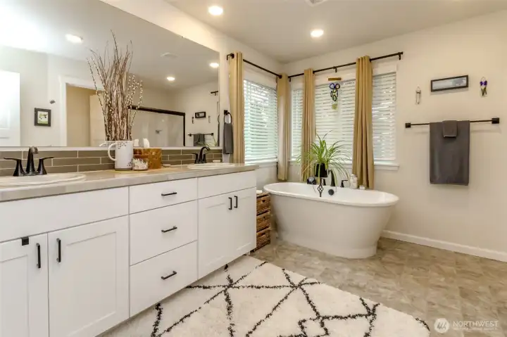 5 piece bath in Primary suite