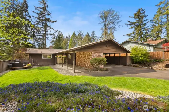 Welcome to this mid-centry-modern gem. Welcome to this mid-centry-modern gem.