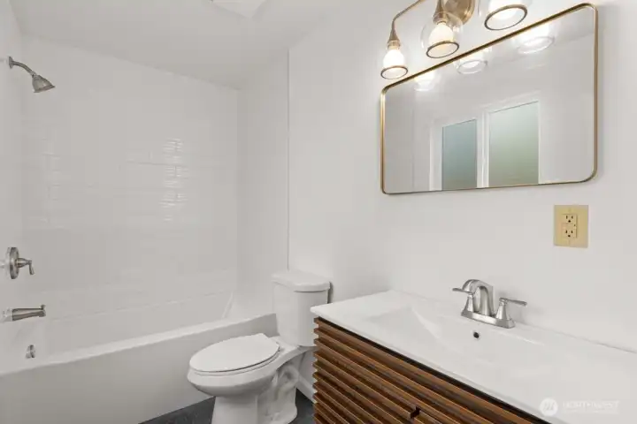 So clean and fresh, primary full bath. So clean and fresh, primary full bath.