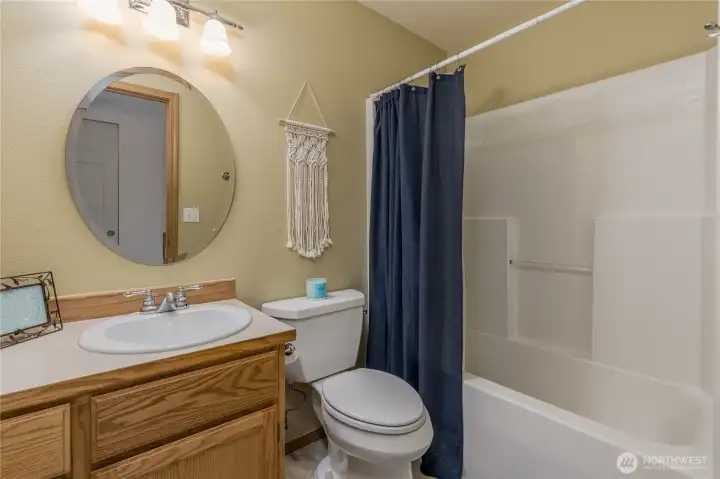 Full hall bathroom upstairs