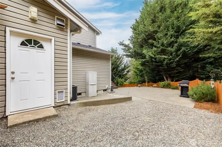 Convenient side door to the garage