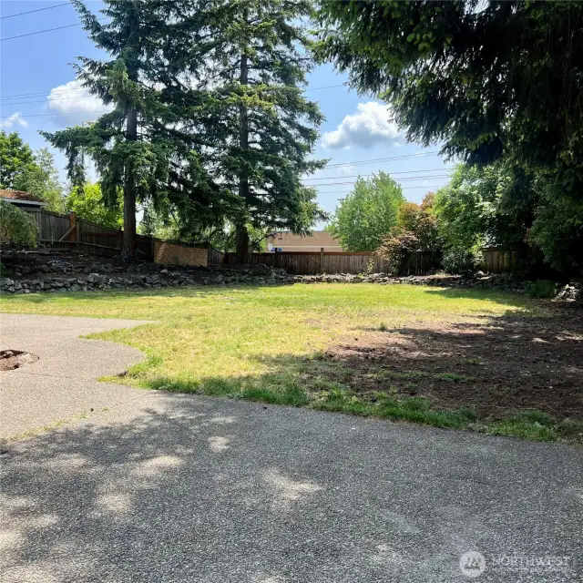 X-Large back yard & fully fenced.