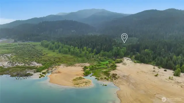 Lake Cle Elum offers beach access for a perfect day of relaxation or play.
