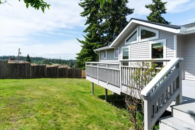 30FT BACK DECK AND Yard