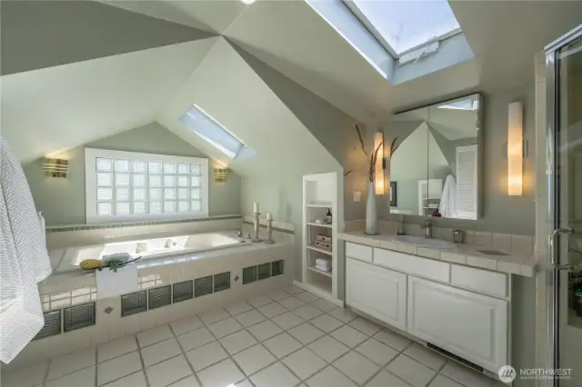 Primary Bathroom, jacuzzi tub