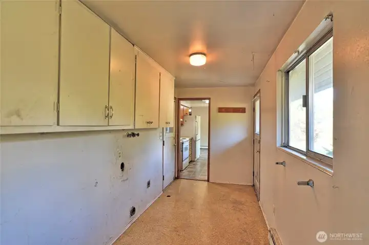 Large laundry room with lots of storage