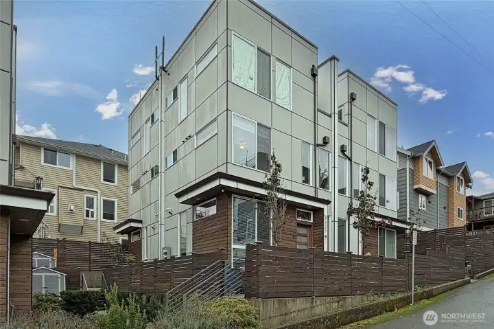 SE corner unit with rooftop deck