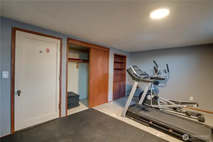 4th bedroom with closet but non conforming egress window