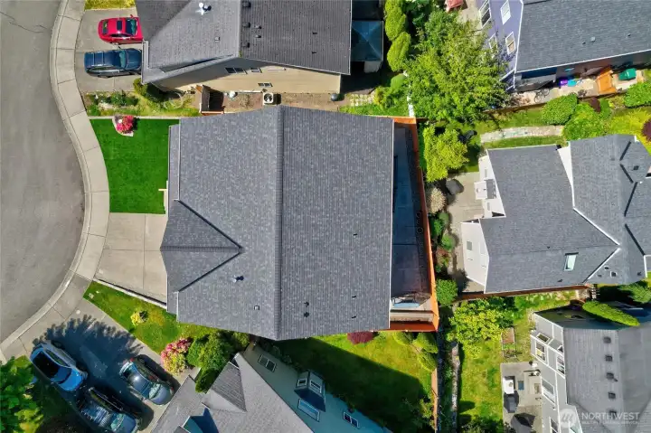 Great location! Siding, roof, furnace, appliances, fence and flooring all updated!