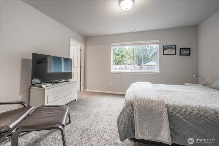 Primary Bedroom w/En-suite Primary Bathroom