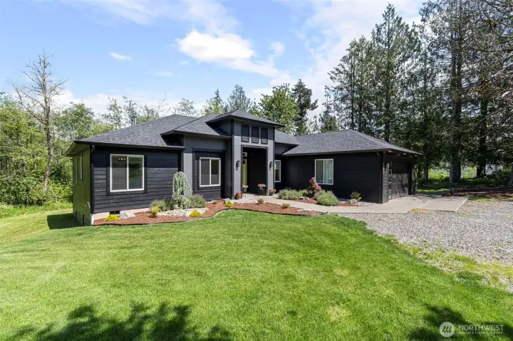 Modern home ready for its new owner!