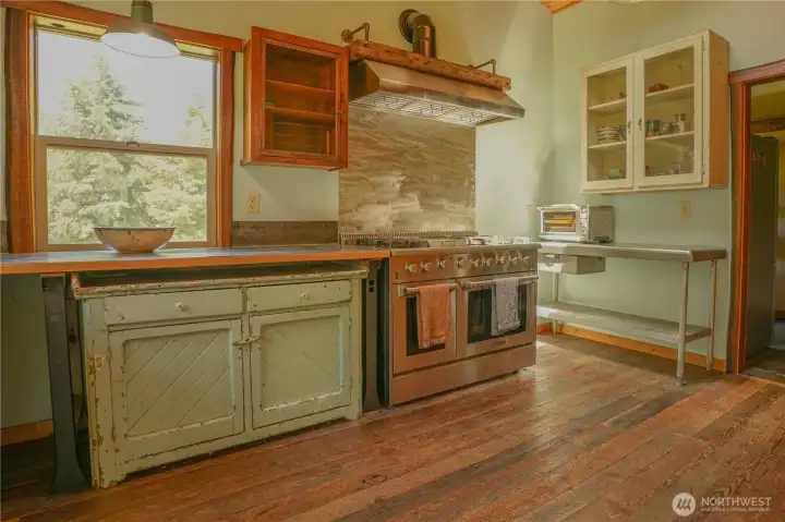 Commercial gas range with architectural touches throughout the space. Commercial gas range with architectural touches throughout the space.