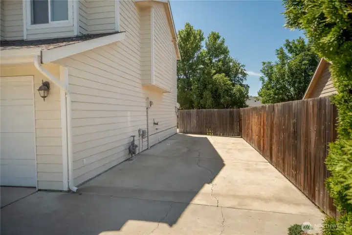 Off street bonus parking for that RV, trailer or boat