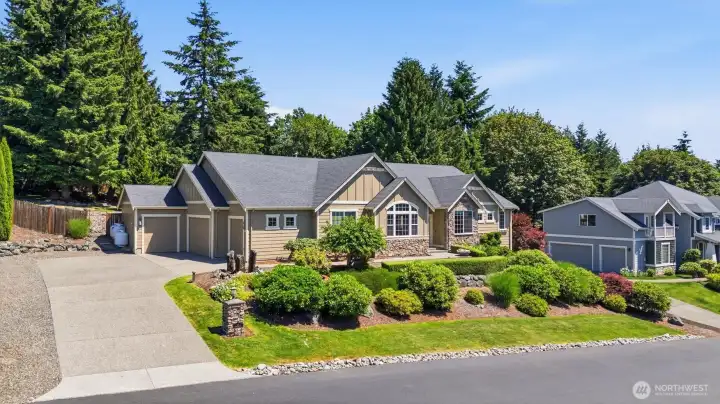 IMPRESSIVE HALF ACRE LOT, ALMOST 1000 SF OF GARAGE SPACE, SAME LEVEL PARKING.