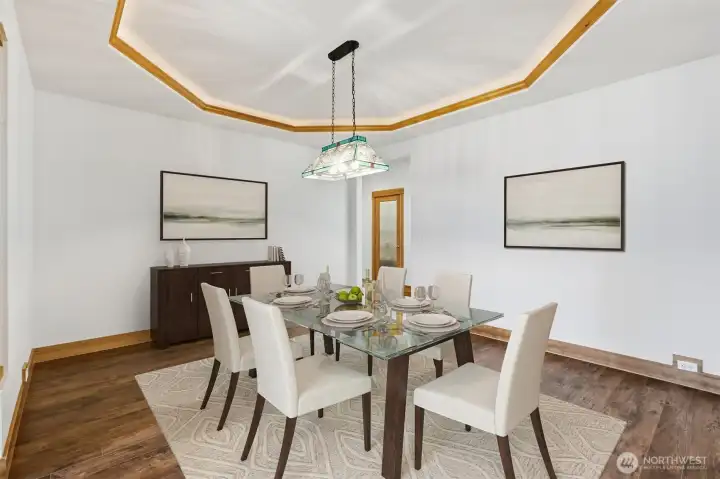 ELEGANT DINING ROOM, PERFECT FOR FORMAL MEALS OF FAMILY GATHERINGS.