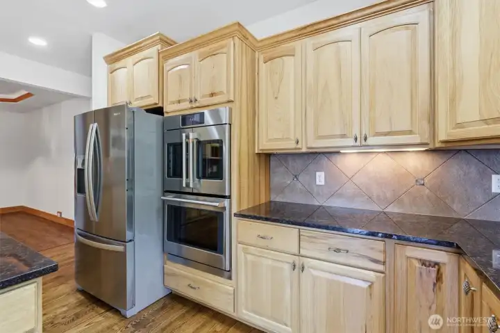 KITCHEN IS ATTRACTIVE AND FUNCTIONAL, PROFESSIONAL SERIES APPLIANCES COME WITH HOME!