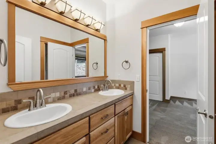 AMAZING SECOND FULL BATHROOM W/ DIRECT ACCESS TO BEDROOMS - HAS IT ALL, PERFECT FOR FAMILY AND GUESTS.