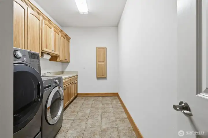 GOOD SIZED LAUNDRY ROOM.  ALL APPLIANCES COME WITH THE HOME!