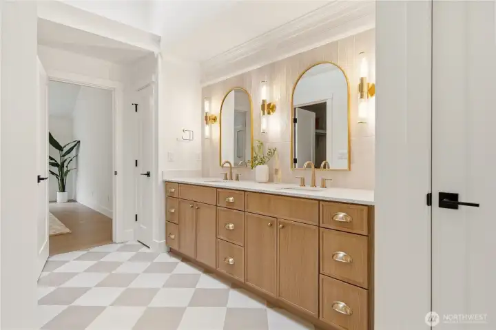 Spa-inspired five-piece en-suite bath