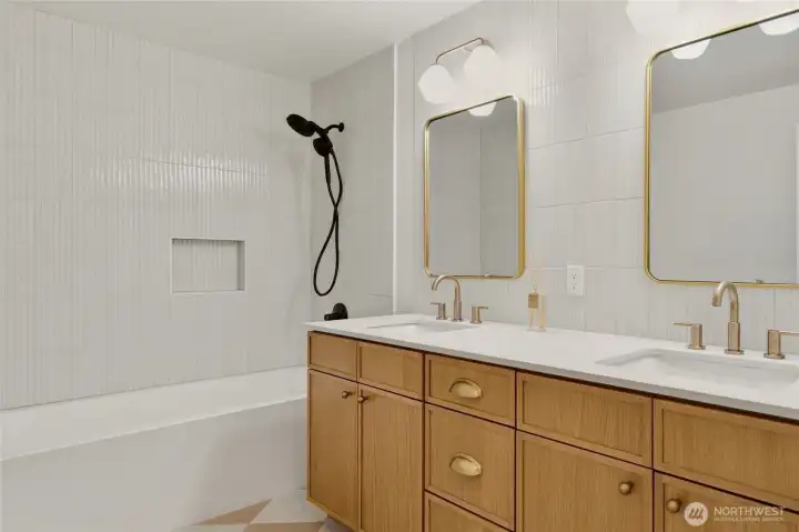 Top floor hall bath