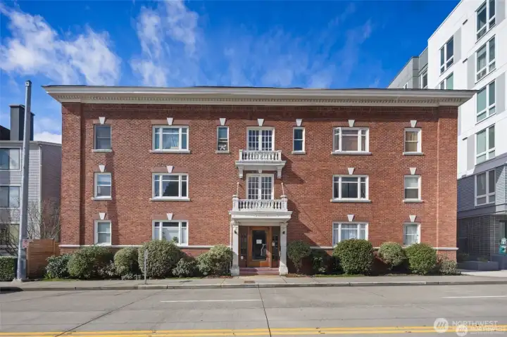 Charming Wayfarer Building - just 2 blocks to UW, light rail and shopping/restaurants. No car needed! Charming Wayfarer Building - just 2 blocks to UW, light rail and shopping/restaurants. No car needed!