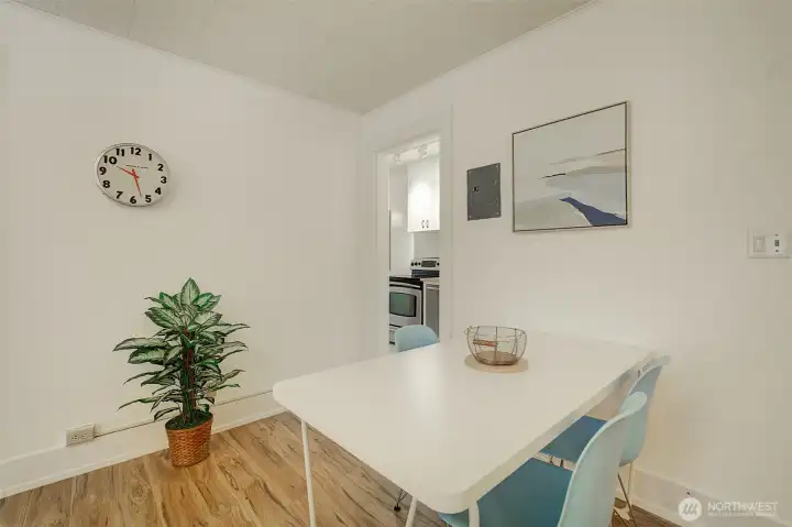 Room to host a dinner party! Room to host a dinner party!